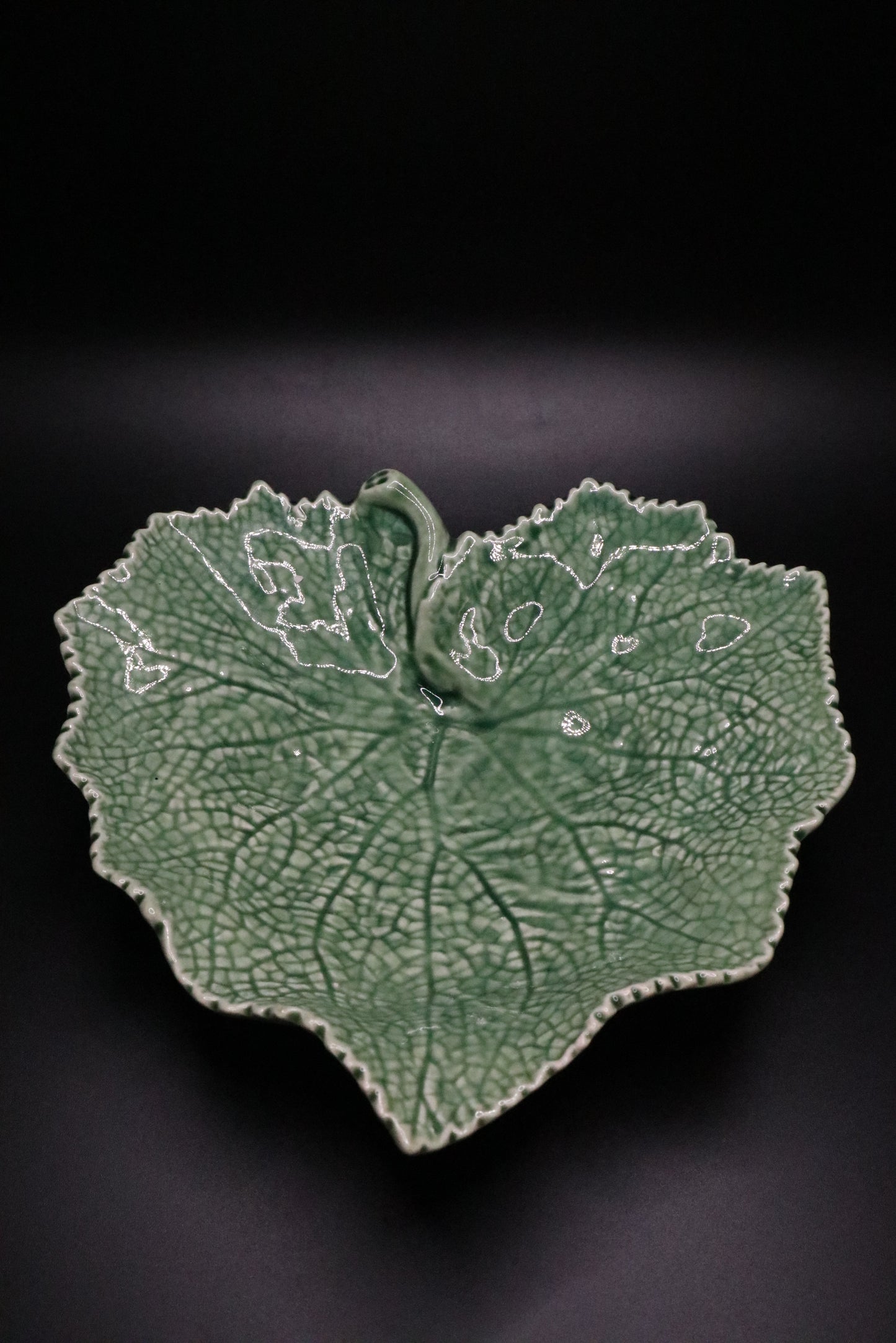 VINTAGE BORDELLO PINHEIRO GREEN LEAF DISH