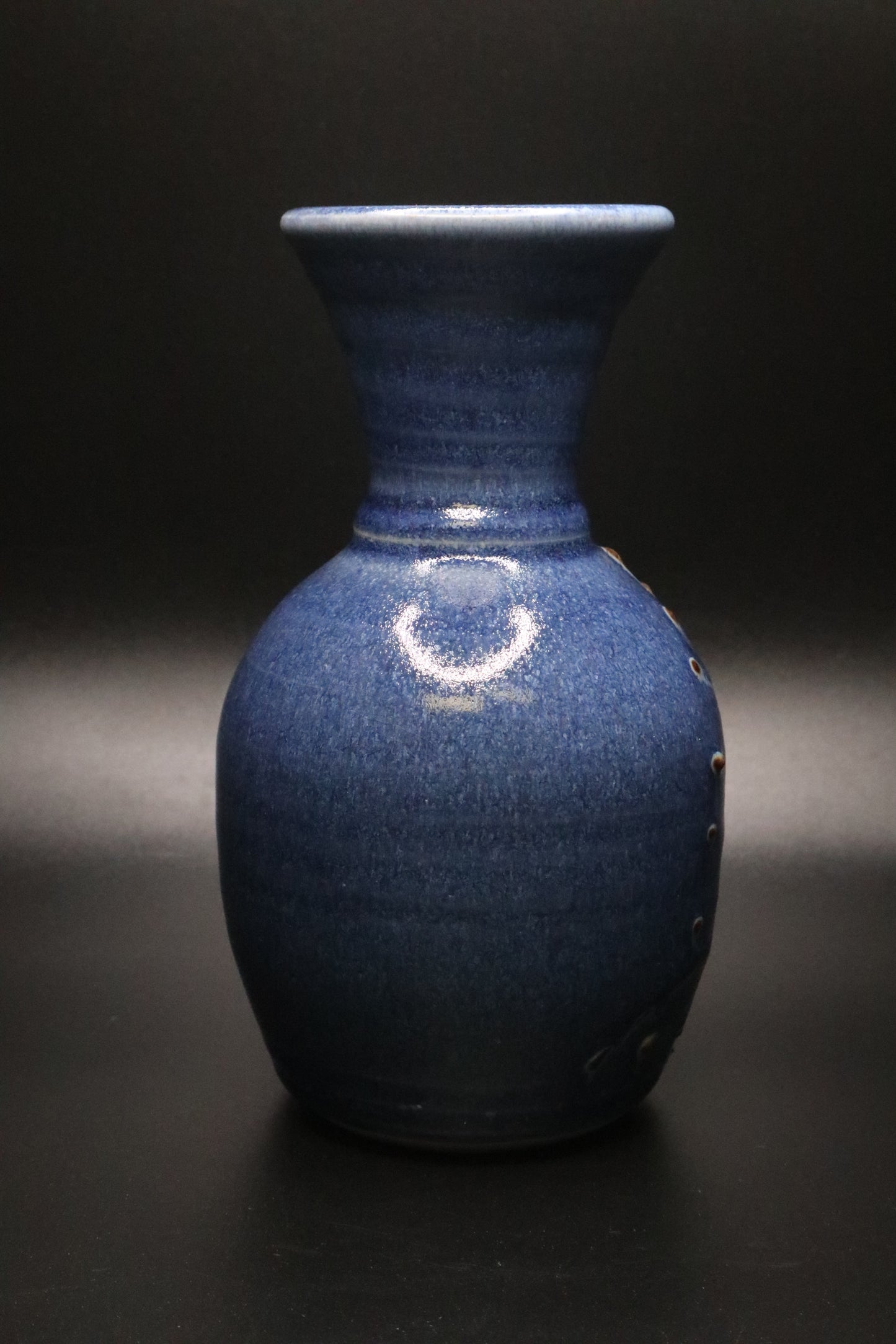 CARL SHEEHAN 1992 POTTERY VASE DEEP BLUE GLAZE WITH WEED DESIGN