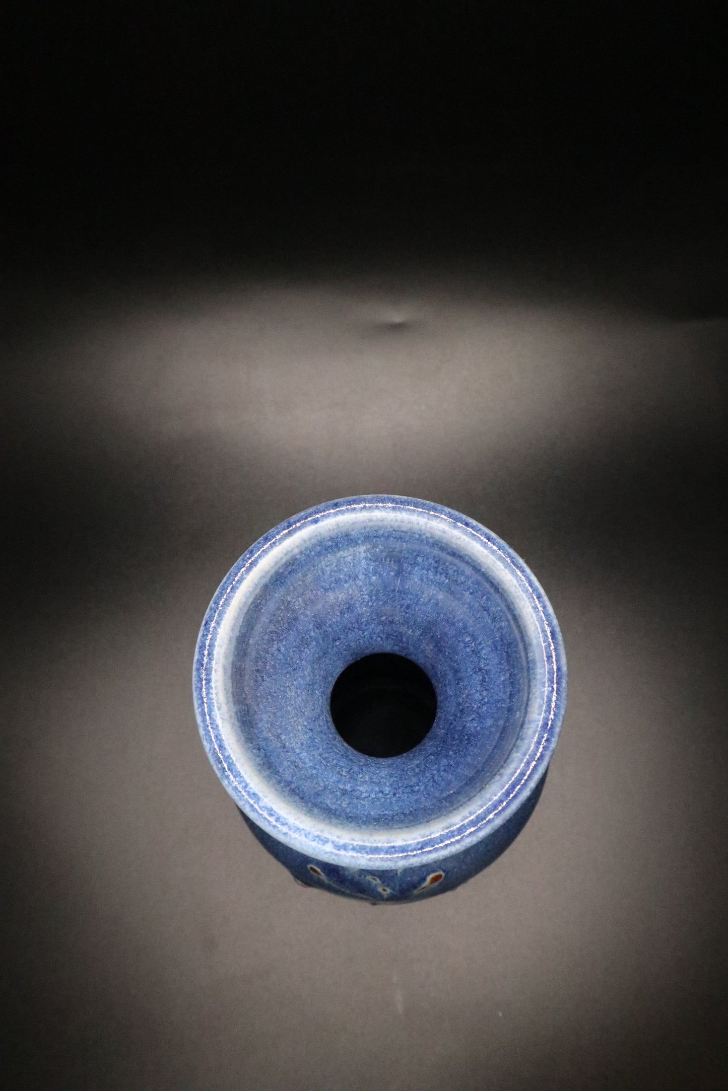 CARL SHEEHAN 1992 POTTERY VASE DEEP BLUE GLAZE WITH WEED DESIGN