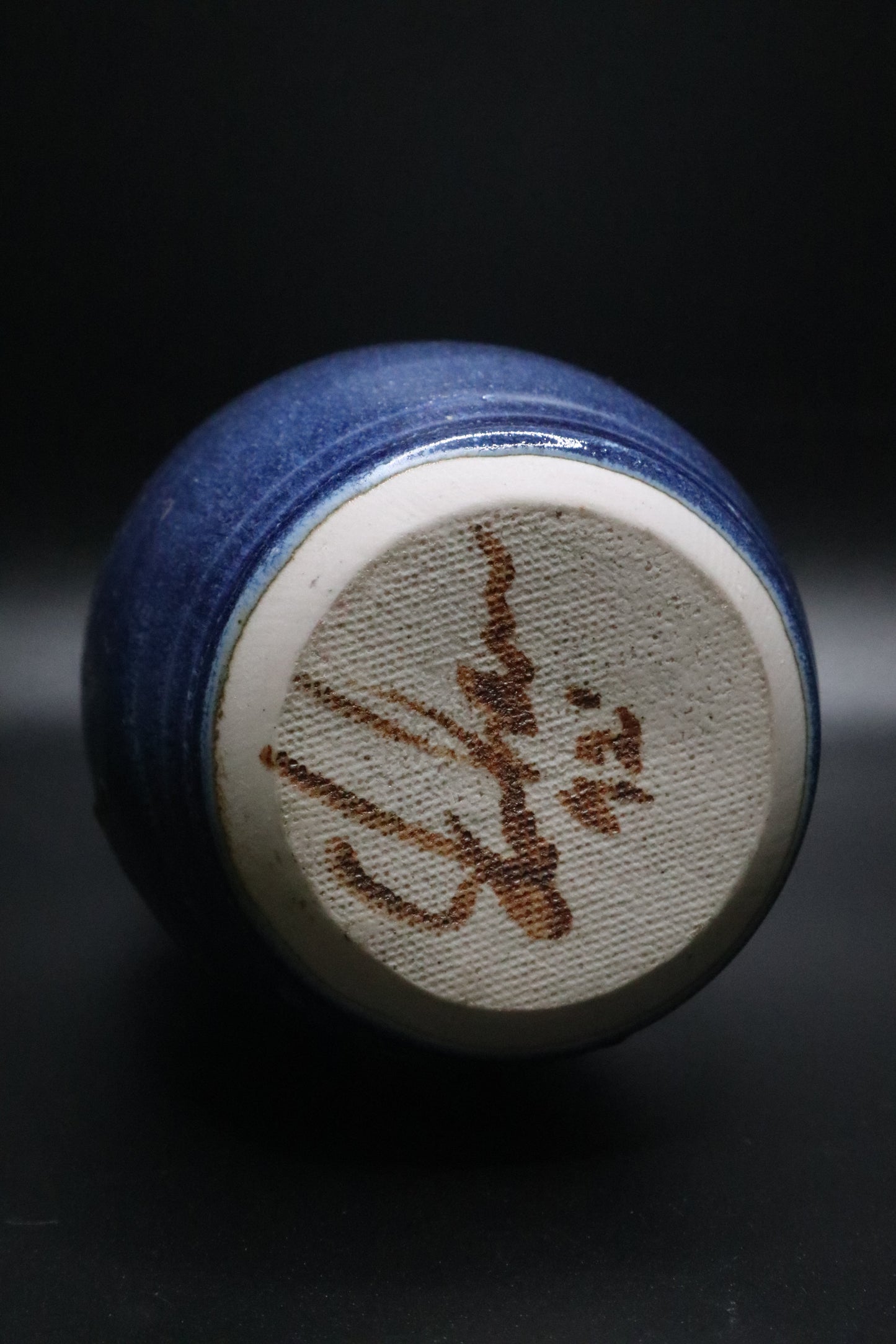 CARL SHEEHAN 1992 POTTERY VASE DEEP BLUE GLAZE WITH WEED DESIGN