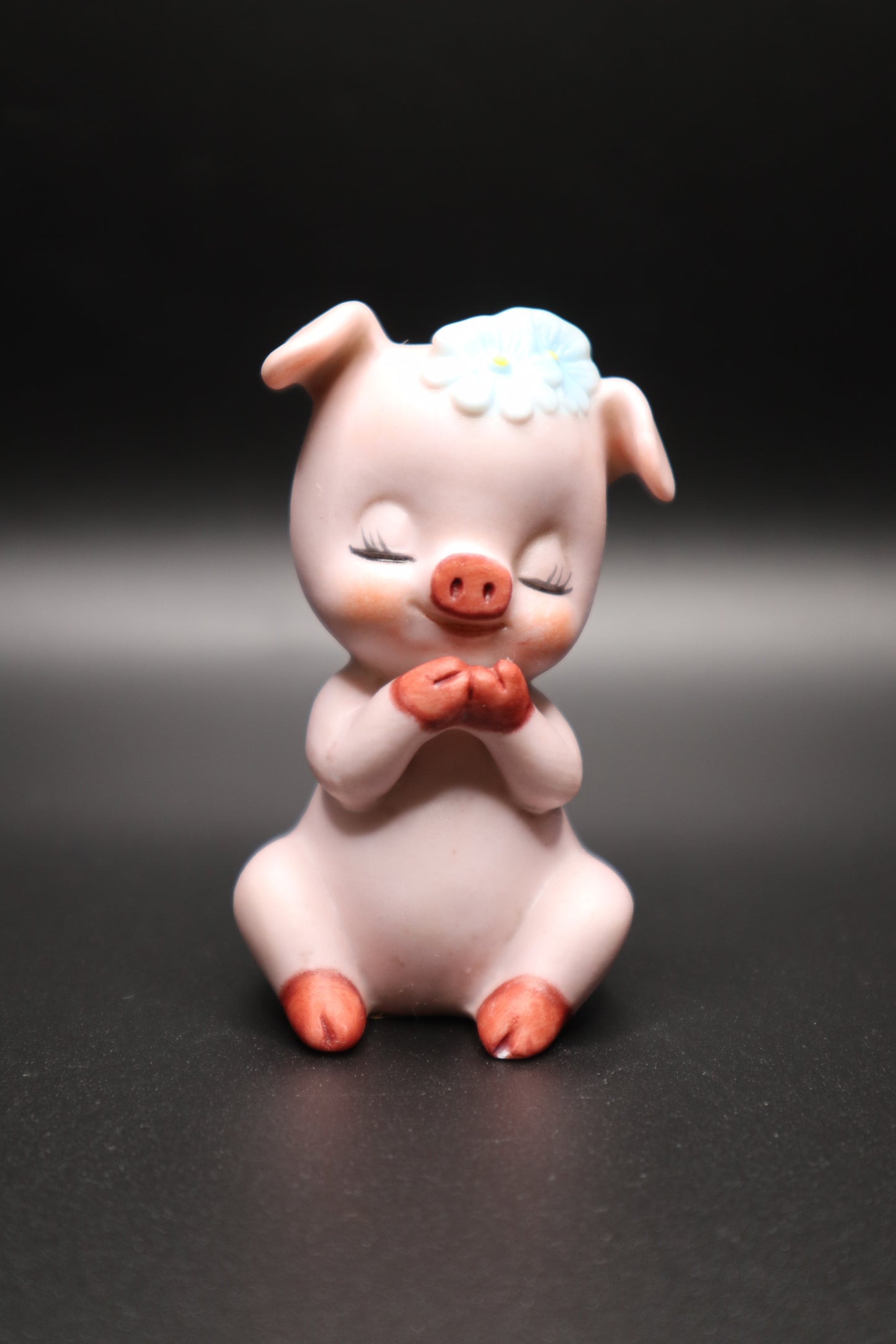 JOSEF ORIGINALS GEORGE GOOD 1975 MINI PIG W/ BLUE FLOWER