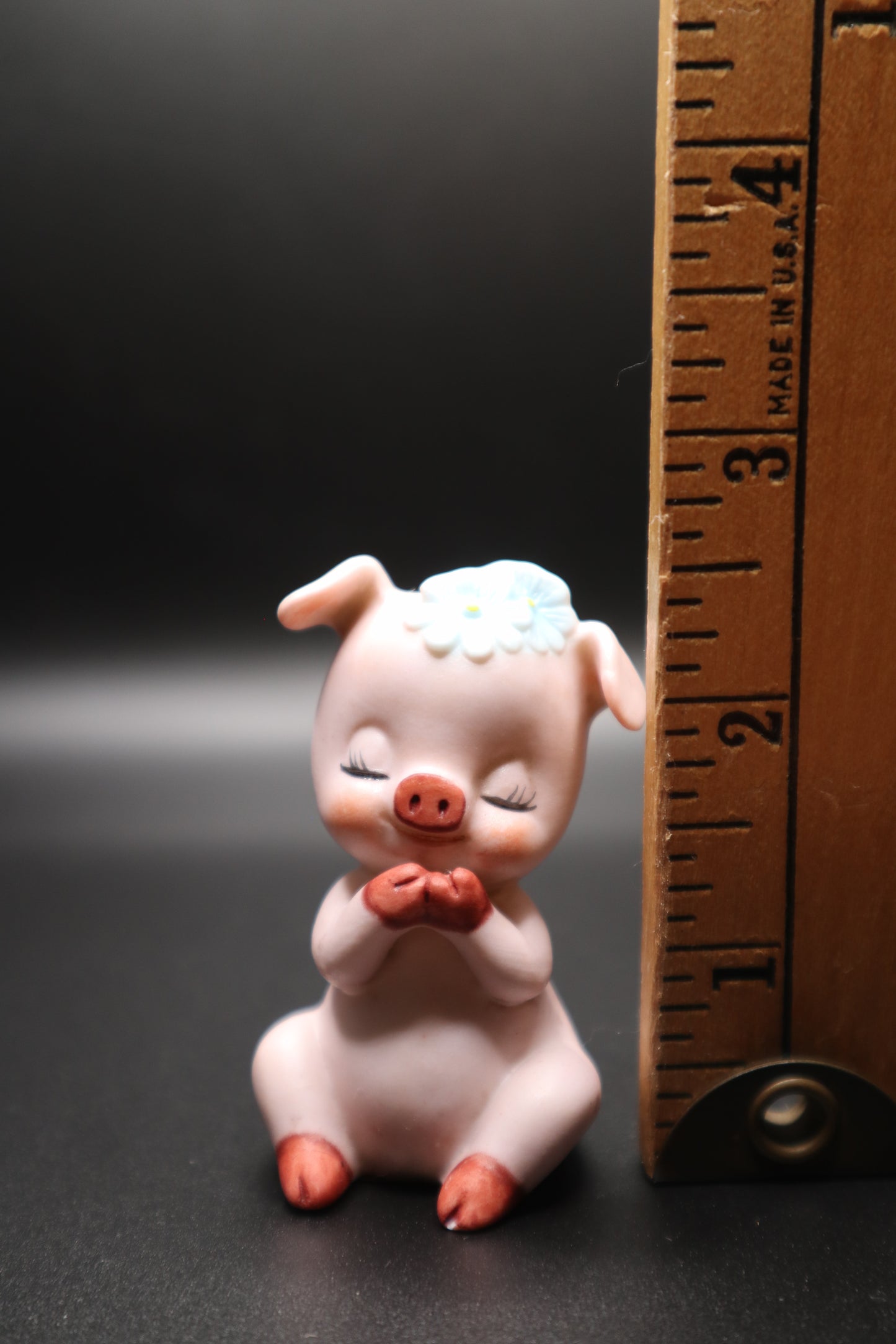 JOSEF ORIGINALS GEORGE GOOD 1975 MINI PIG W/ BLUE FLOWER