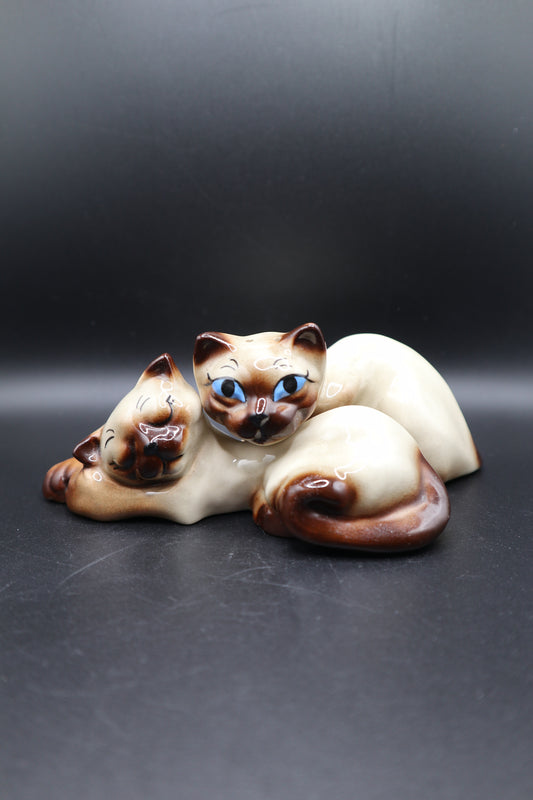 CERAMIC SIAMESE CATS SNUGGLERS  SALT AND PEPPER SET