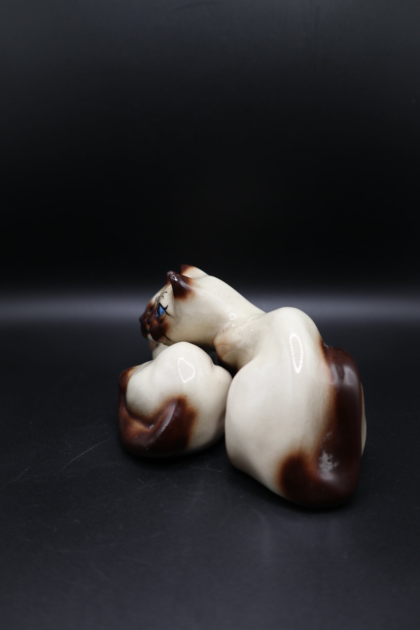 CERAMIC SIAMESE CATS SNUGGLERS  SALT AND PEPPER SET