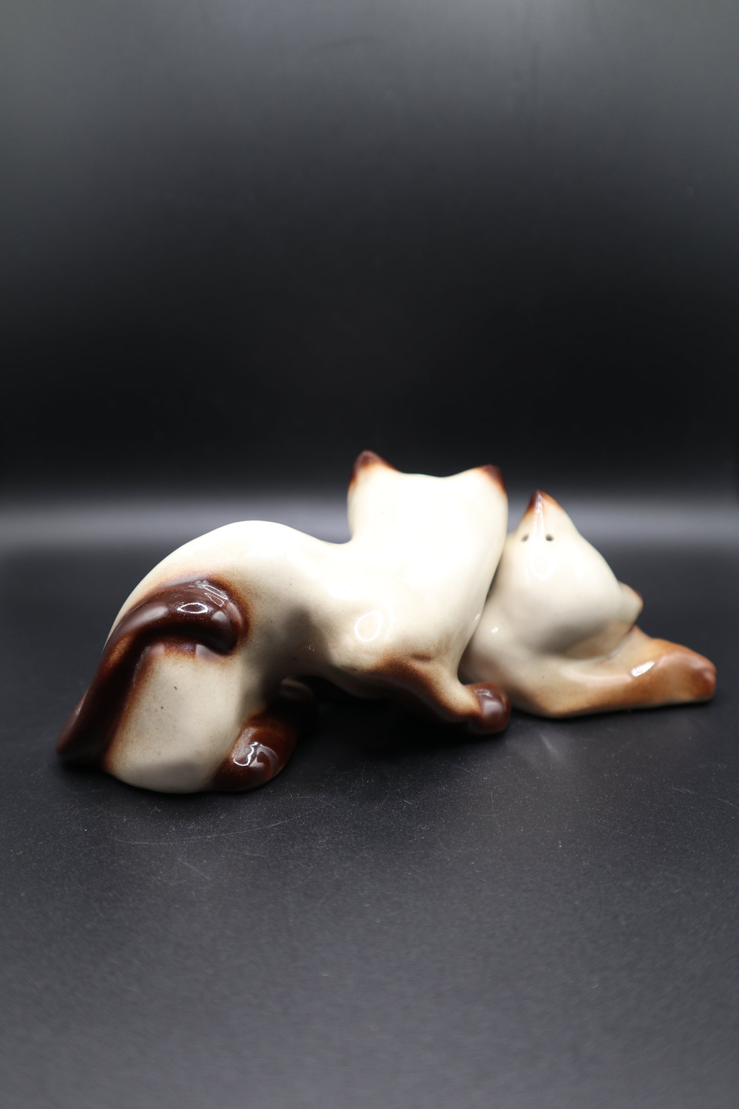 CERAMIC SIAMESE CATS SNUGGLERS  SALT AND PEPPER SET