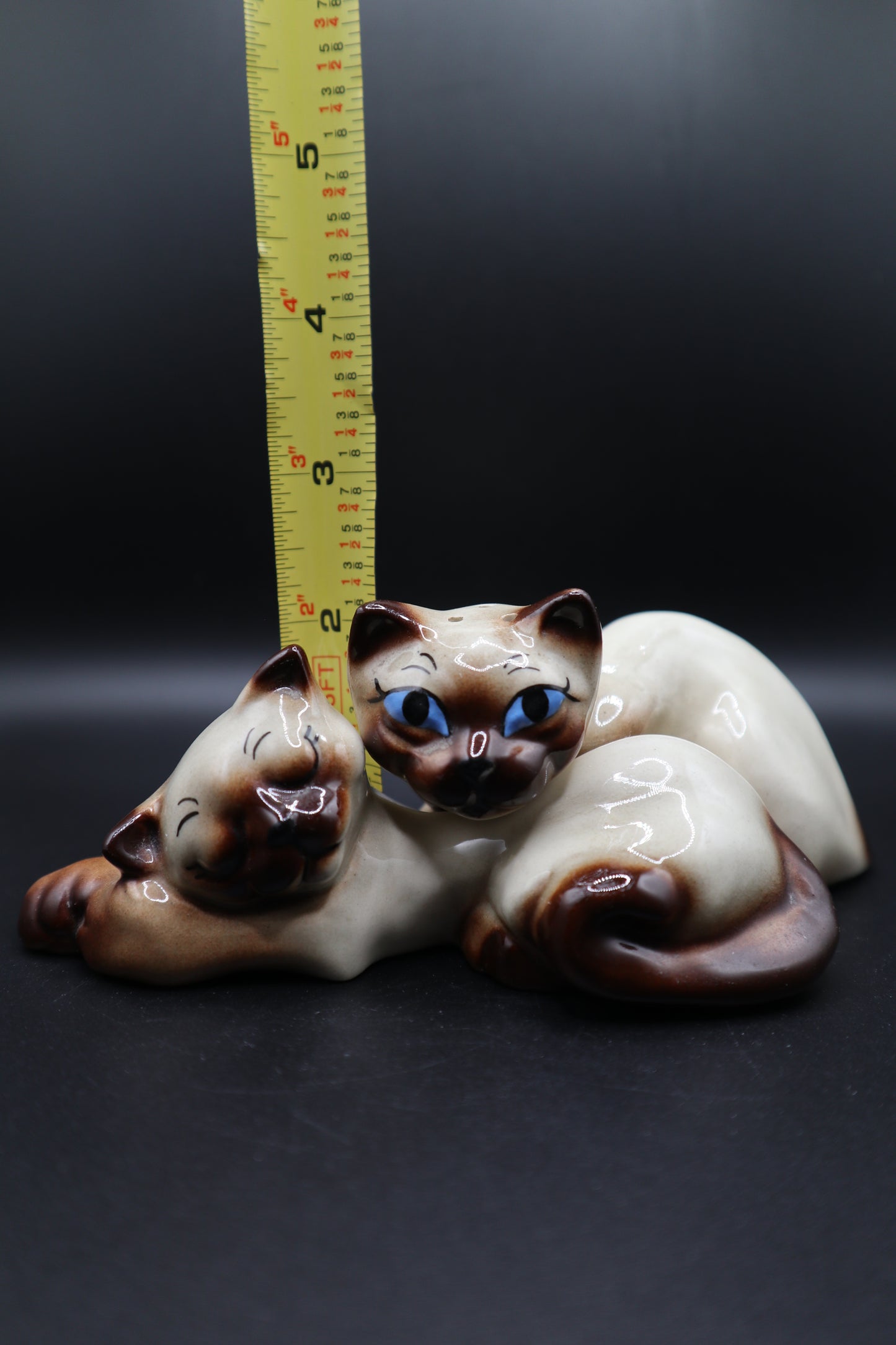 CERAMIC SIAMESE CATS SNUGGLERS  SALT AND PEPPER SET