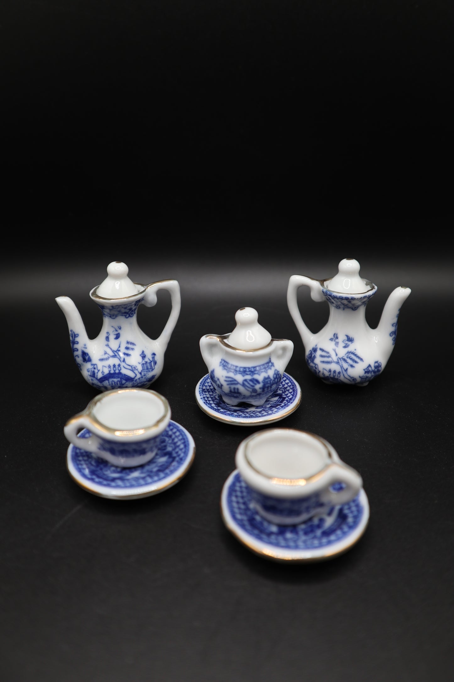 VINTAGE MINIATURE BLUE WILLOW PORCELAIN TEA SET