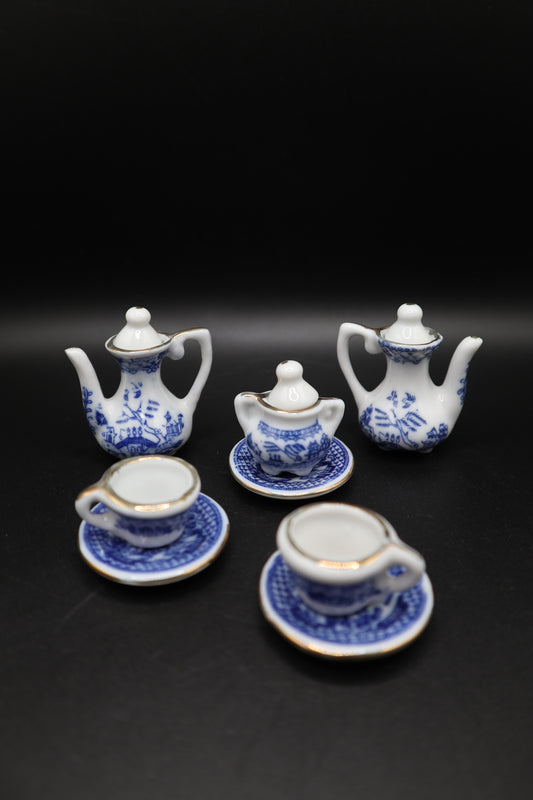 VINTAGE MINIATURE BLUE WILLOW PORCELAIN TEA SET