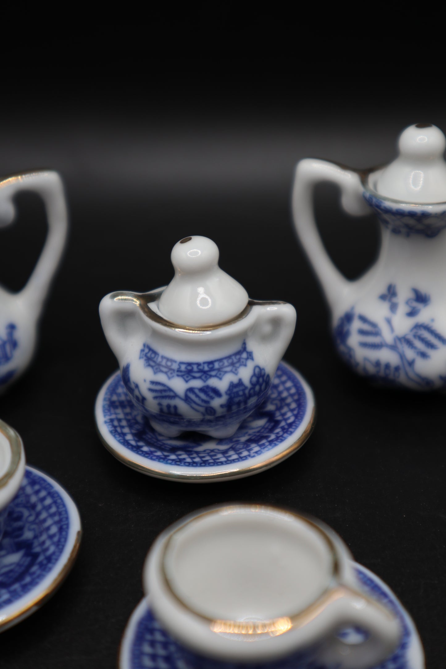 VINTAGE MINIATURE BLUE WILLOW PORCELAIN TEA SET