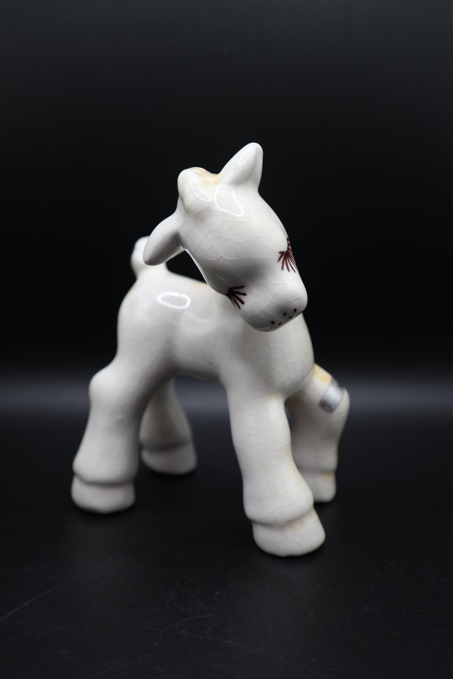 CERAMIC WHITE WITH YELLOW TINT HORSE