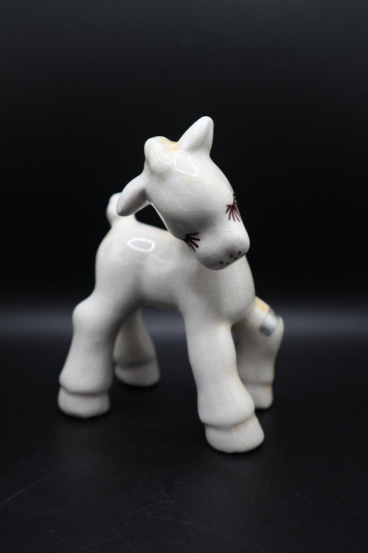 CERAMIC WHITE WITH YELLOW TINT HORSE