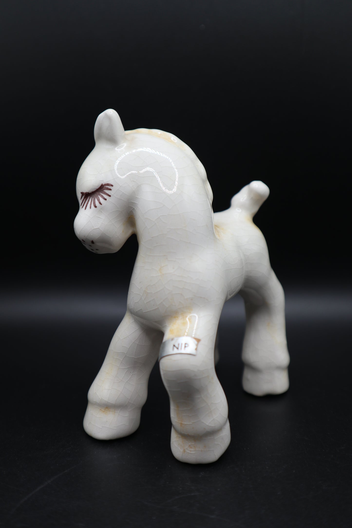 CERAMIC WHITE WITH YELLOW TINT HORSE