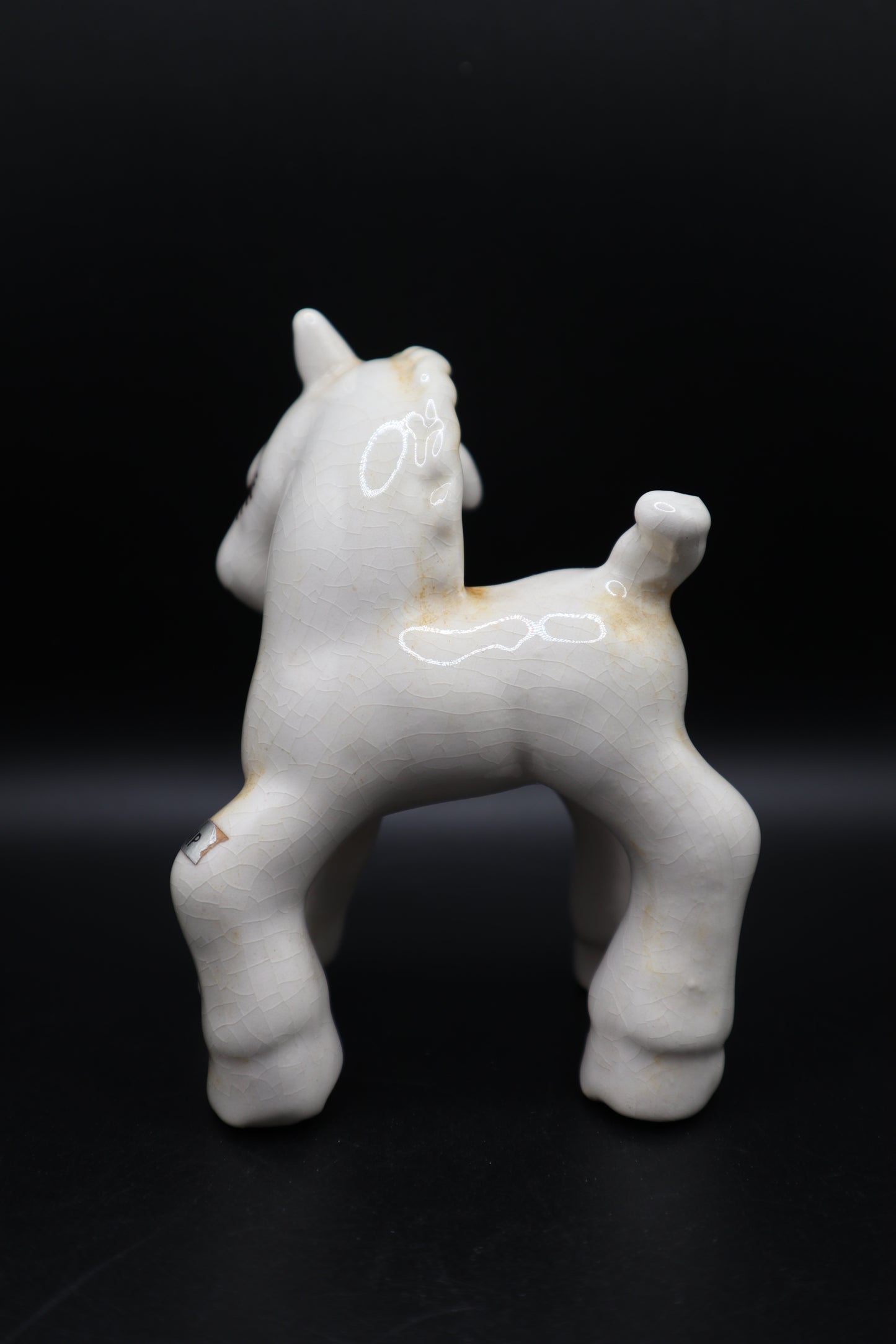 CERAMIC WHITE WITH YELLOW TINT HORSE