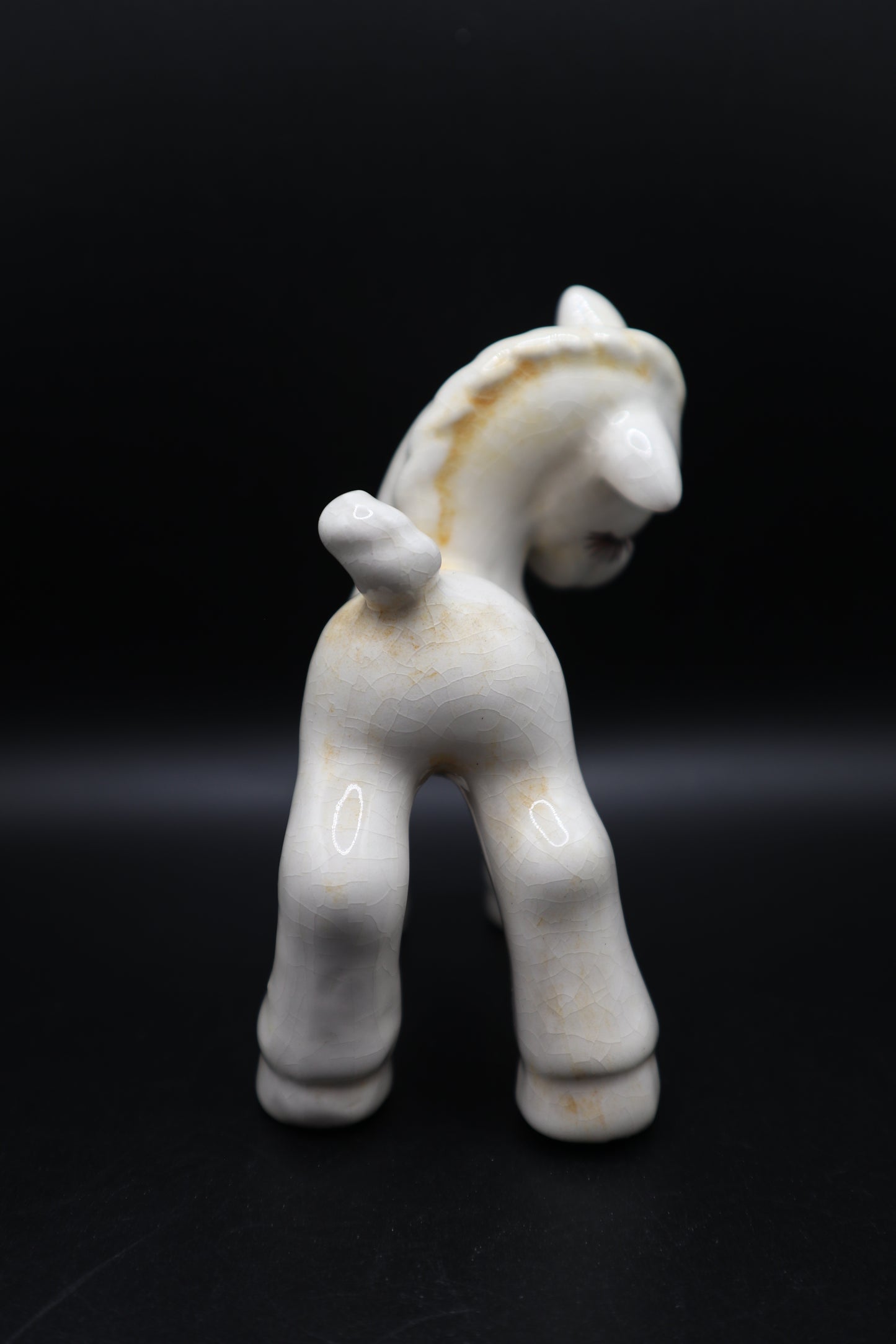 CERAMIC WHITE WITH YELLOW TINT HORSE
