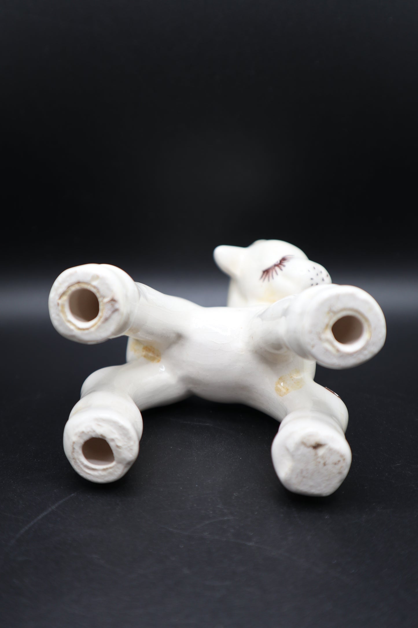 CERAMIC WHITE WITH YELLOW TINT HORSE