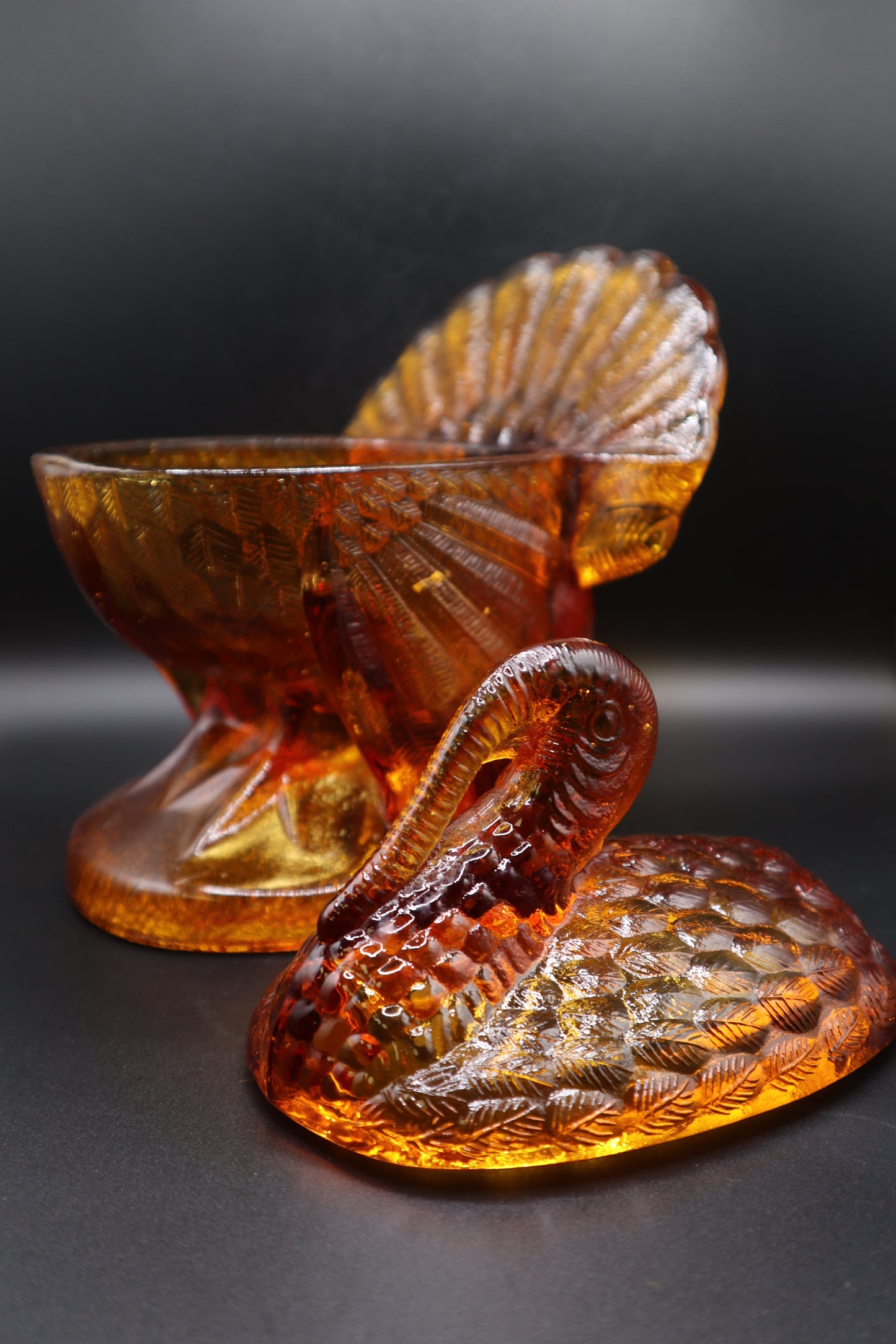 VINTAGE LE SMITH GOLDEN AMBER COVERED TURKEY DISH