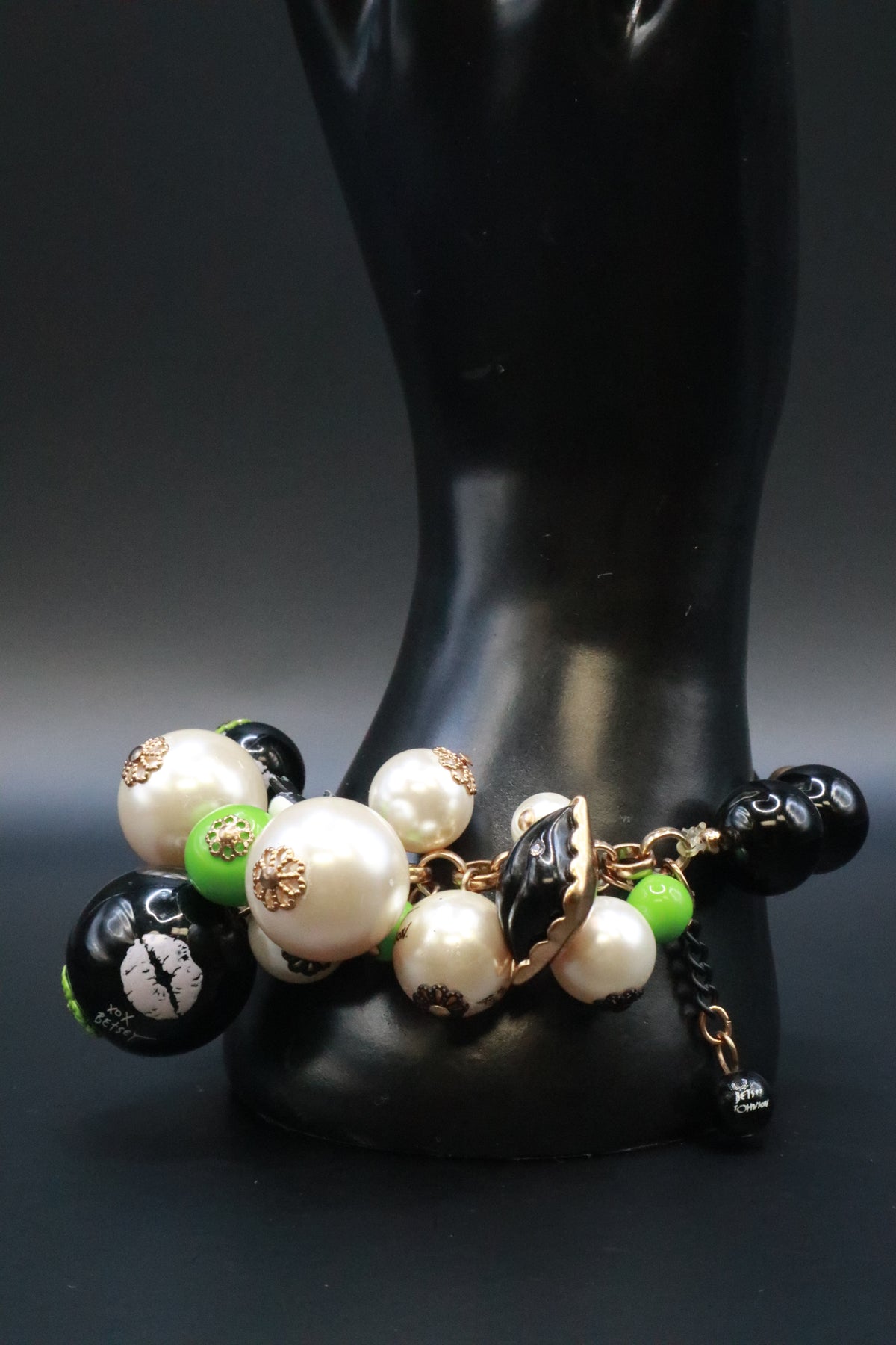 VINTAGE BETSEY JOHNSON PINK LIP KISS PEARL BRACELET