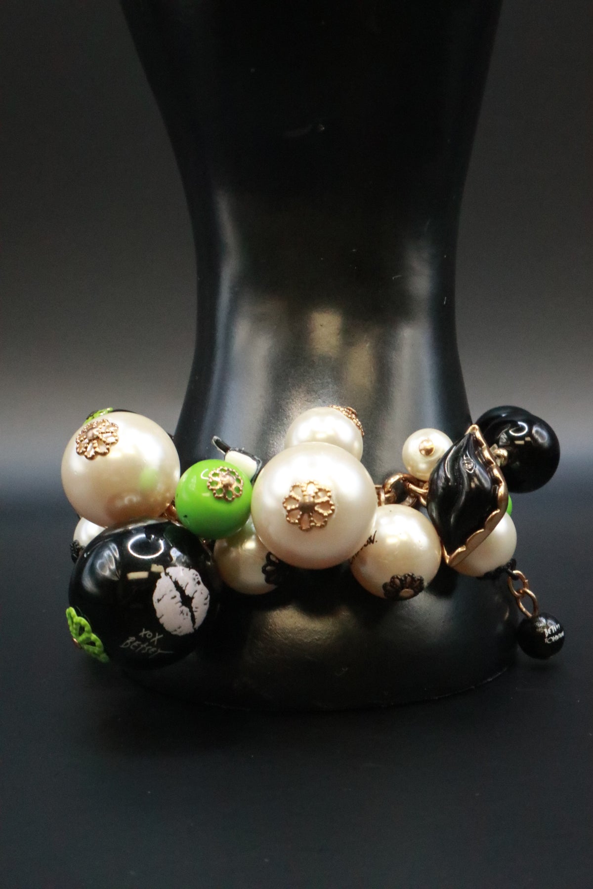 VINTAGE BETSEY JOHNSON PINK LIP KISS PEARL BRACELET