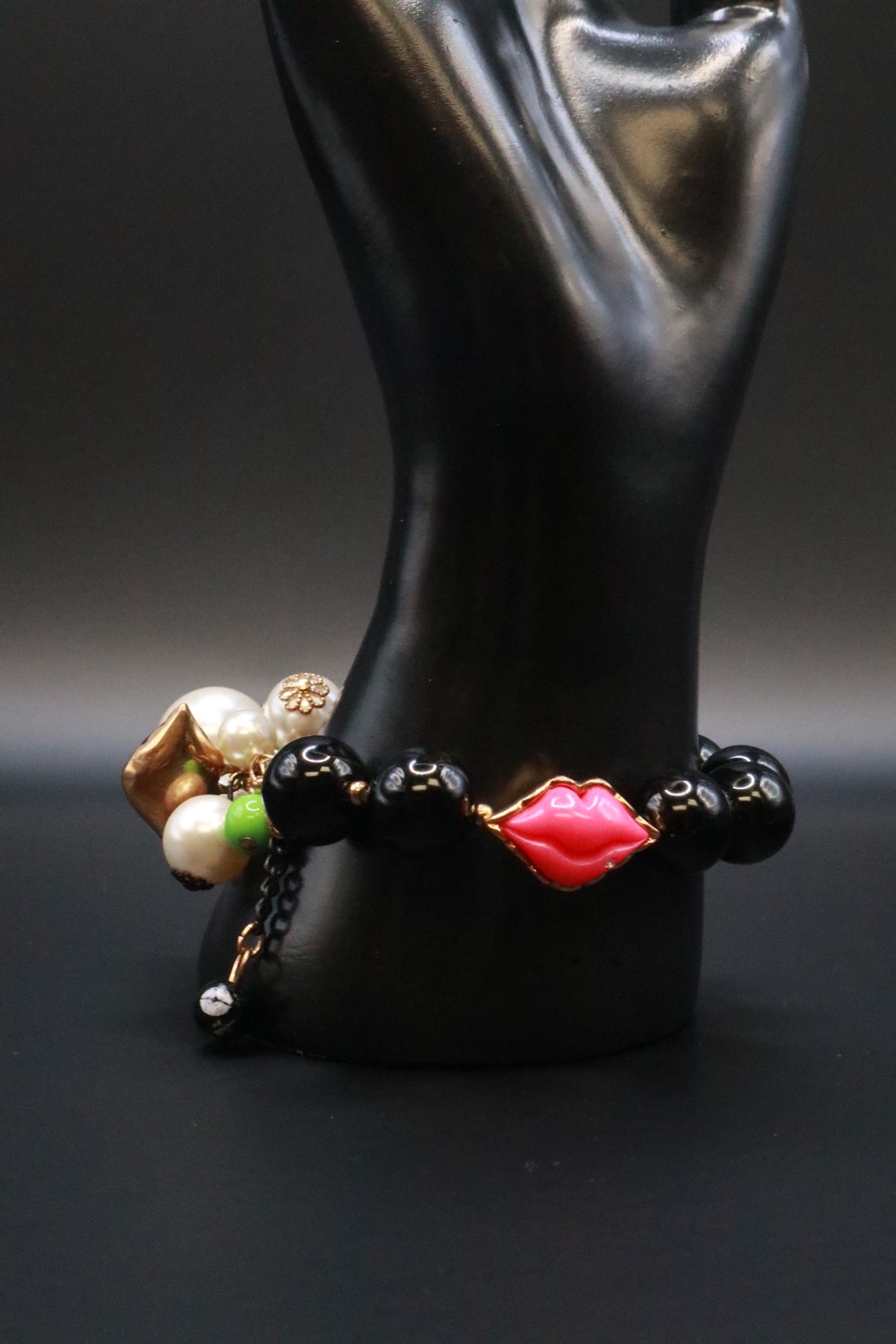 VINTAGE BETSEY JOHNSON PINK LIP KISS PEARL BRACELET