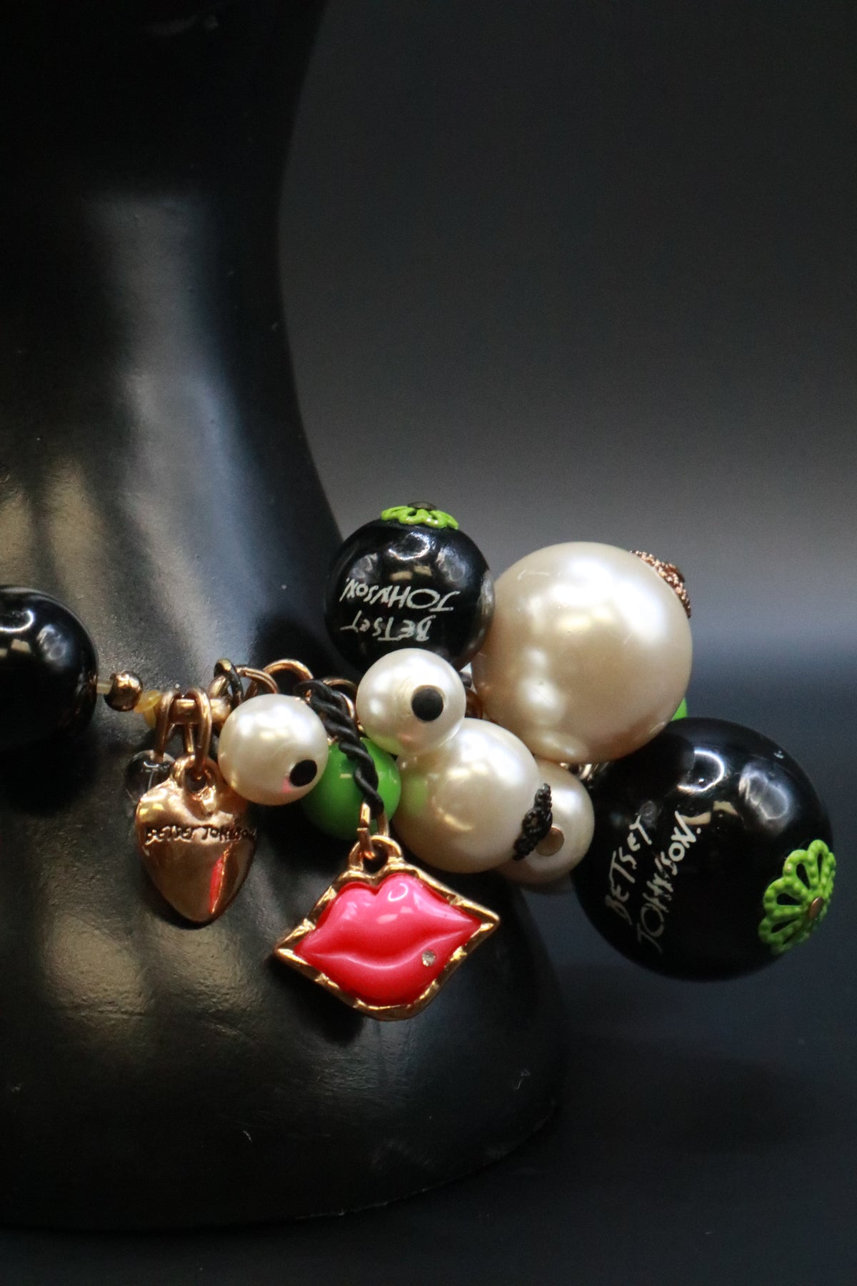 VINTAGE BETSEY JOHNSON PINK LIP KISS PEARL BRACELET
