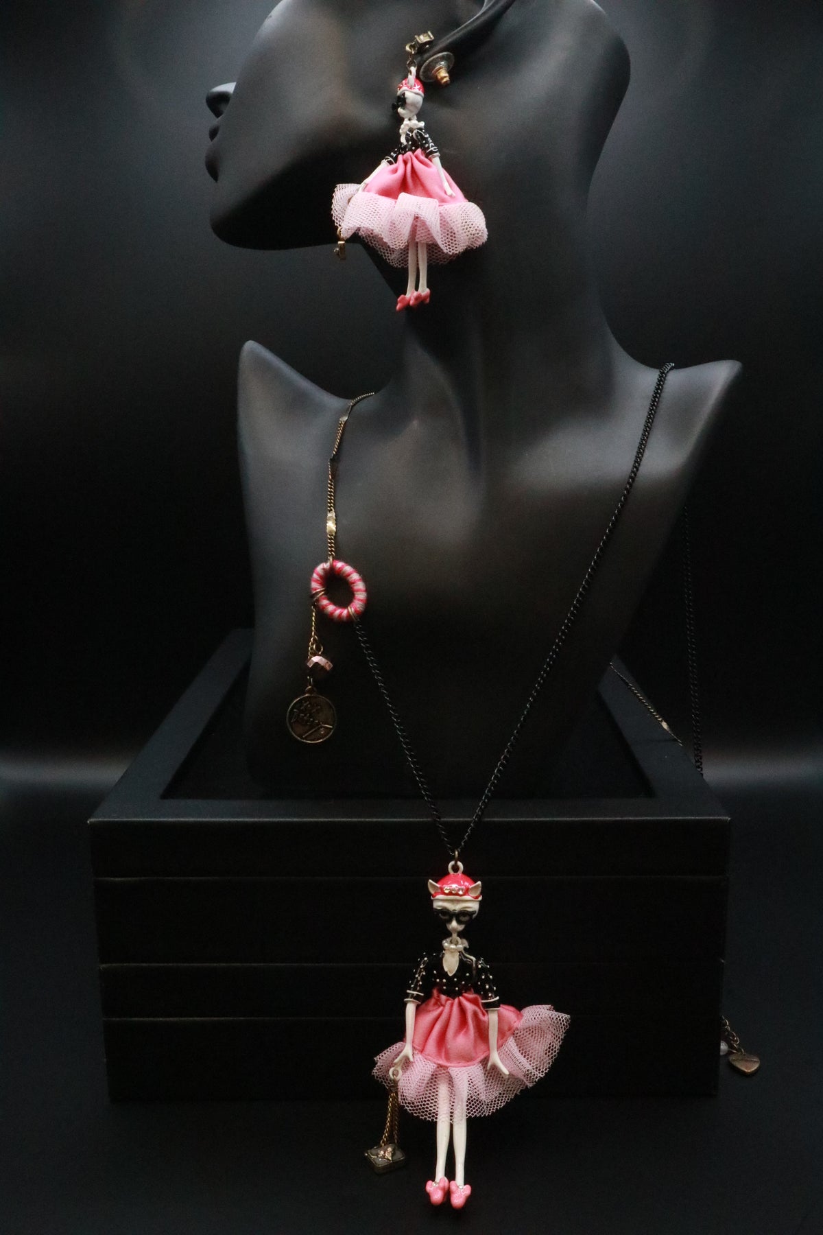 VINTAGE BETSEY JOHNSON CAMEO DIVA CAT NECKLACE AND 1 EARRING
