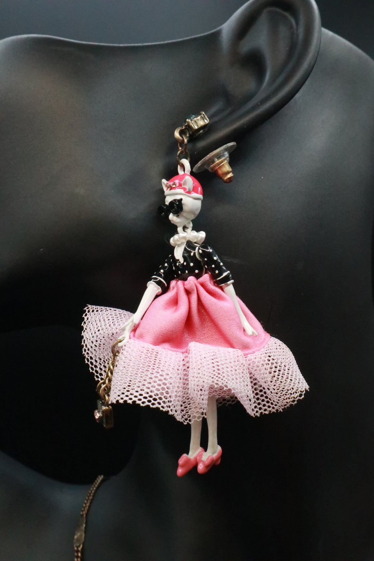 VINTAGE BETSEY JOHNSON CAMEO DIVA CAT NECKLACE AND 1 EARRING