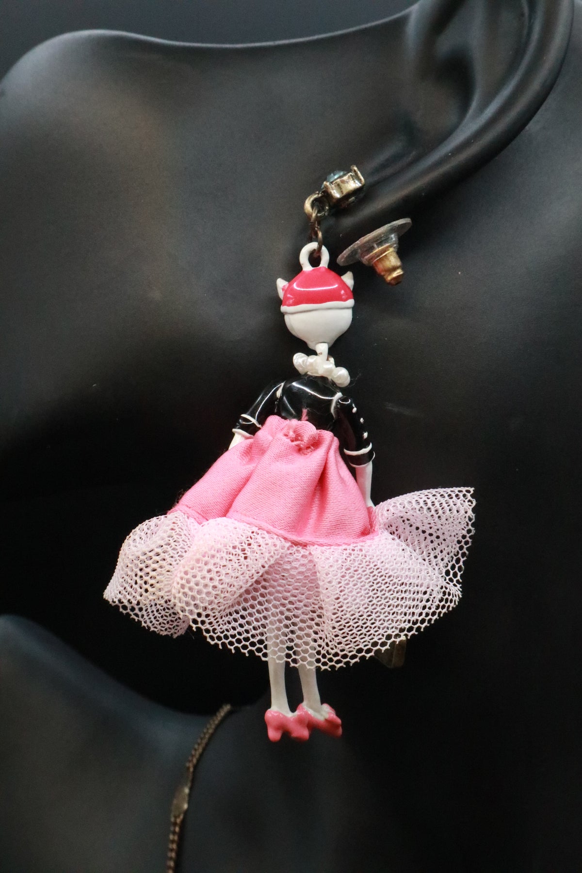 VINTAGE BETSEY JOHNSON CAMEO DIVA CAT NECKLACE AND 1 EARRING