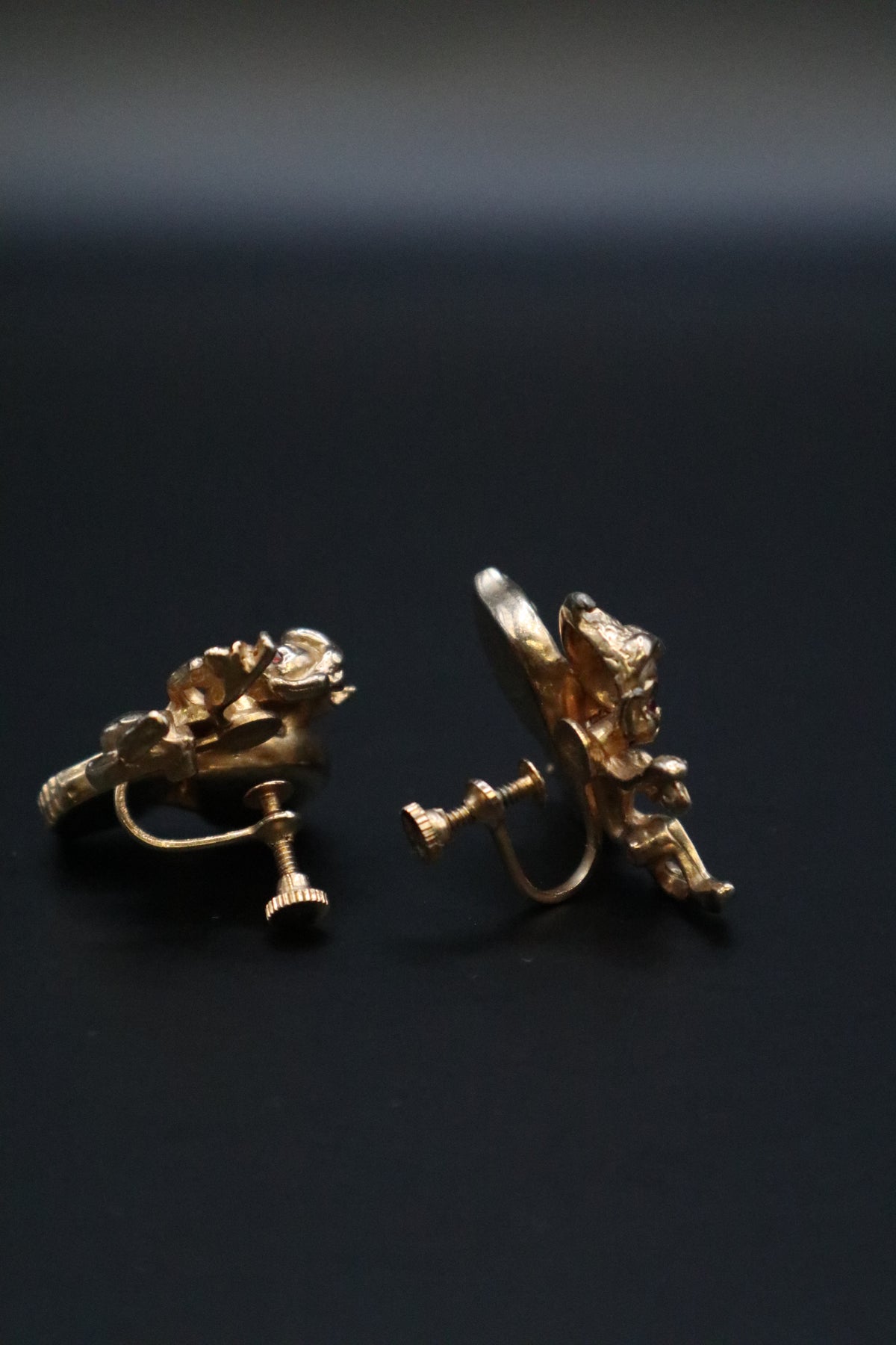 VINTAGE SCREWBALL PIXIE GOLD TONE EARRINGS WITH TEAL STONES AND PEARLS