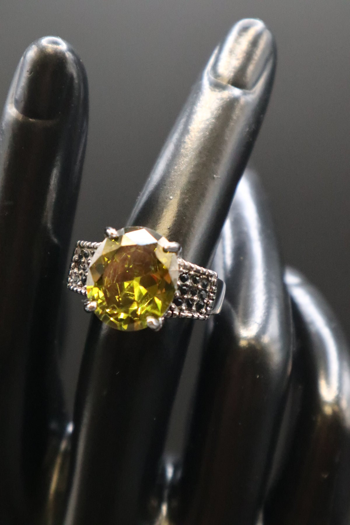 SILVER TONE OVAL GREEN CENTER STONE WITH BLACK STONE ACCENTS RING SIZE 6