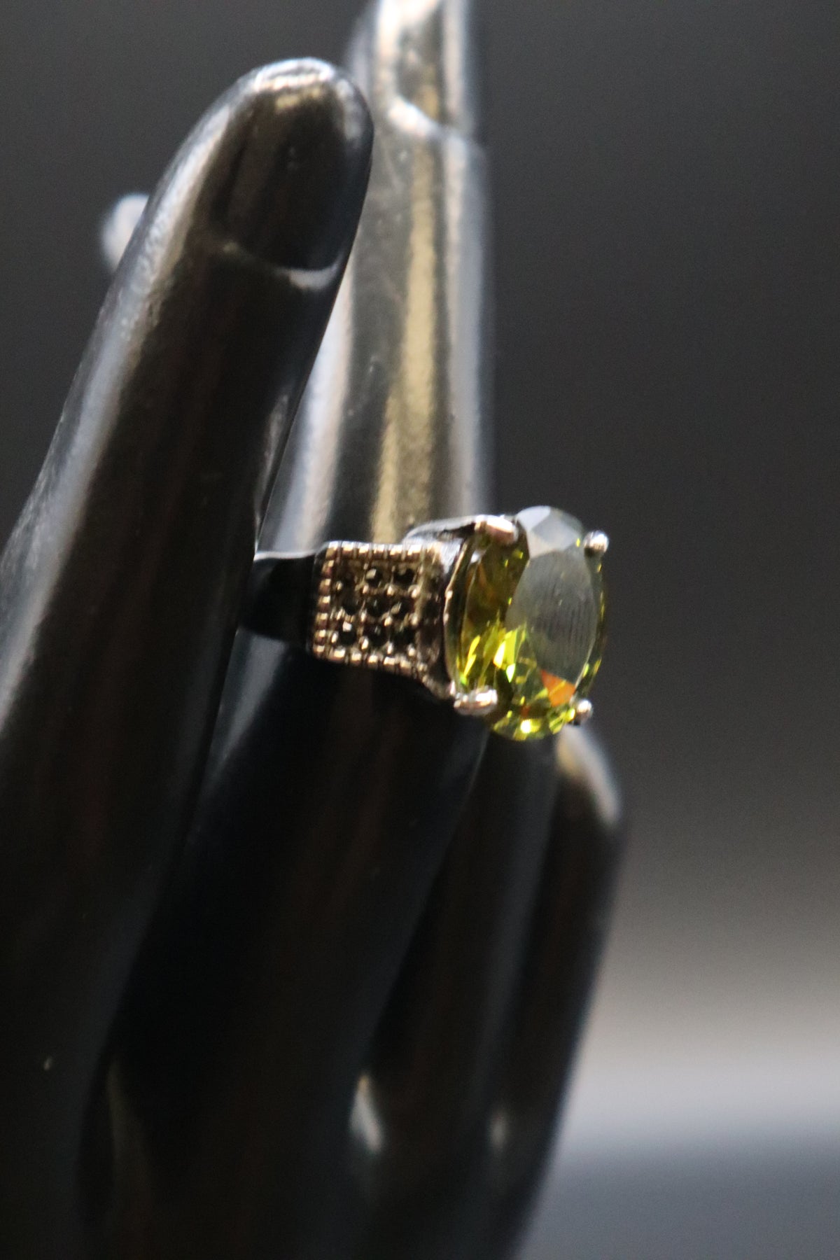 SILVER TONE OVAL GREEN CENTER STONE WITH BLACK STONE ACCENTS RING SIZE 6
