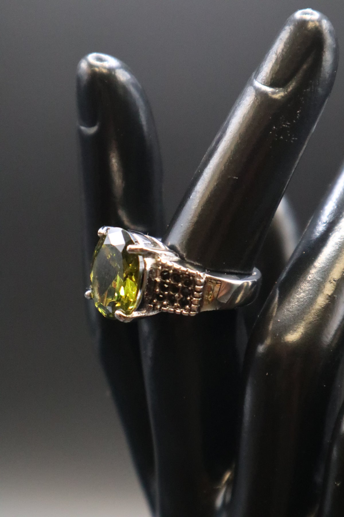 SILVER TONE OVAL GREEN CENTER STONE WITH BLACK STONE ACCENTS RING SIZE 6