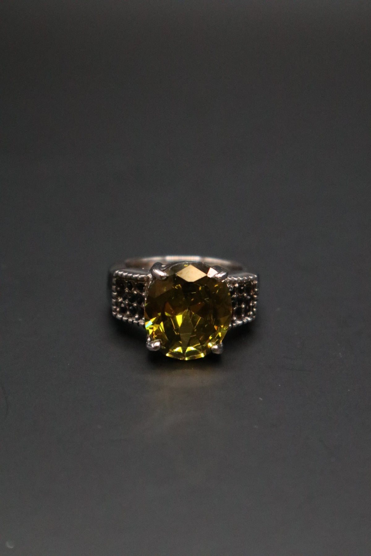 SILVER TONE OVAL GREEN CENTER STONE WITH BLACK STONE ACCENTS RING SIZE 6