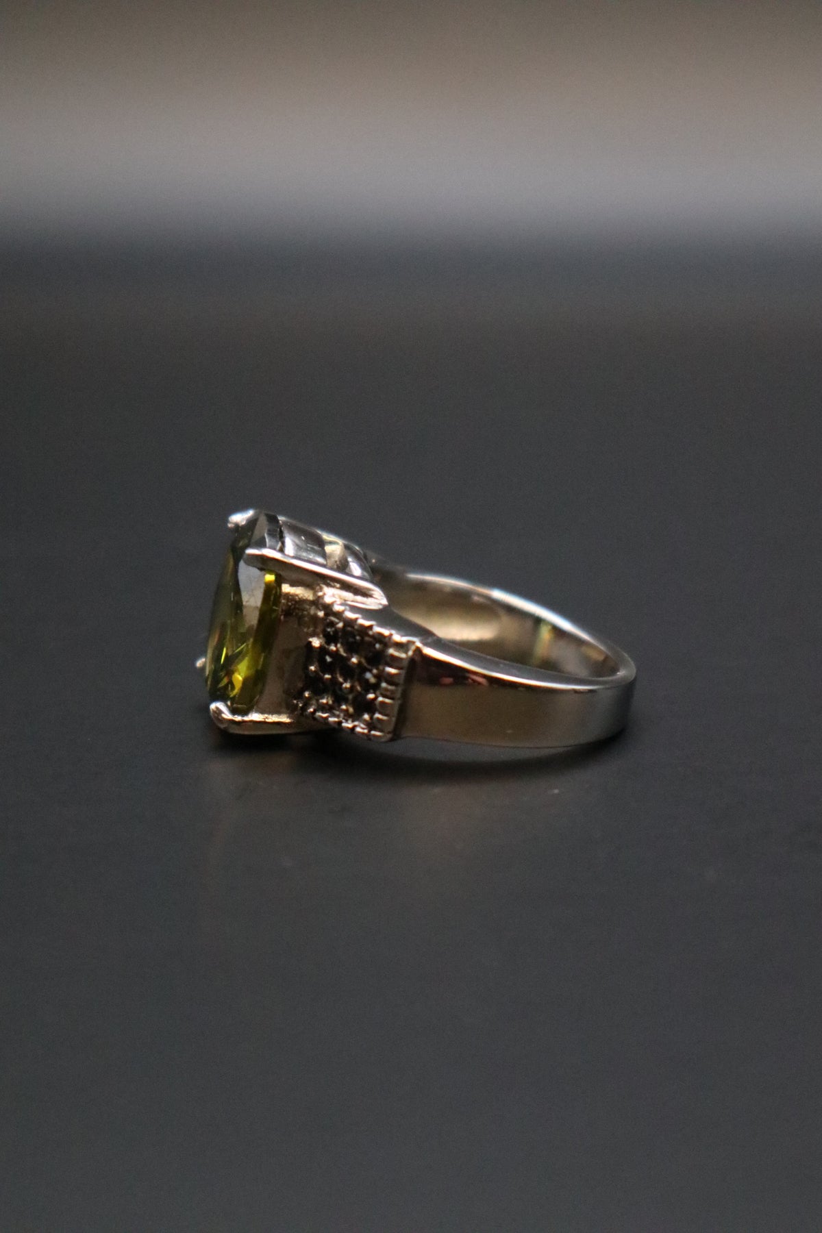 SILVER TONE OVAL GREEN CENTER STONE WITH BLACK STONE ACCENTS RING SIZE 6