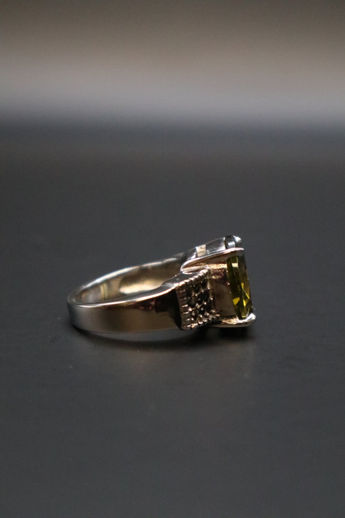 SILVER TONE OVAL GREEN CENTER STONE WITH BLACK STONE ACCENTS RING SIZE 6